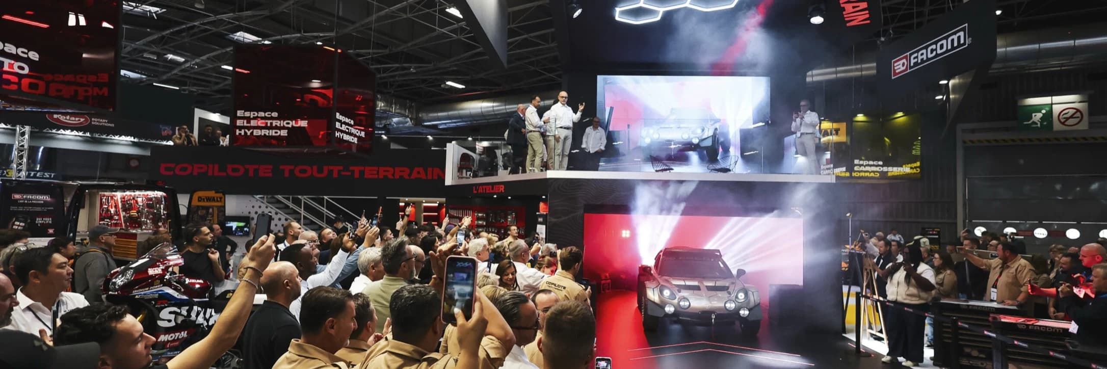 Révélation automobile photographiée par le public au salon EQUIP AUTO Paris